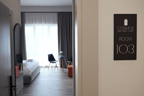 Deluxe Studio Suite, 1 King Bed | Laptop workspace, blackout drapes, soundproofing, iron/ironing board