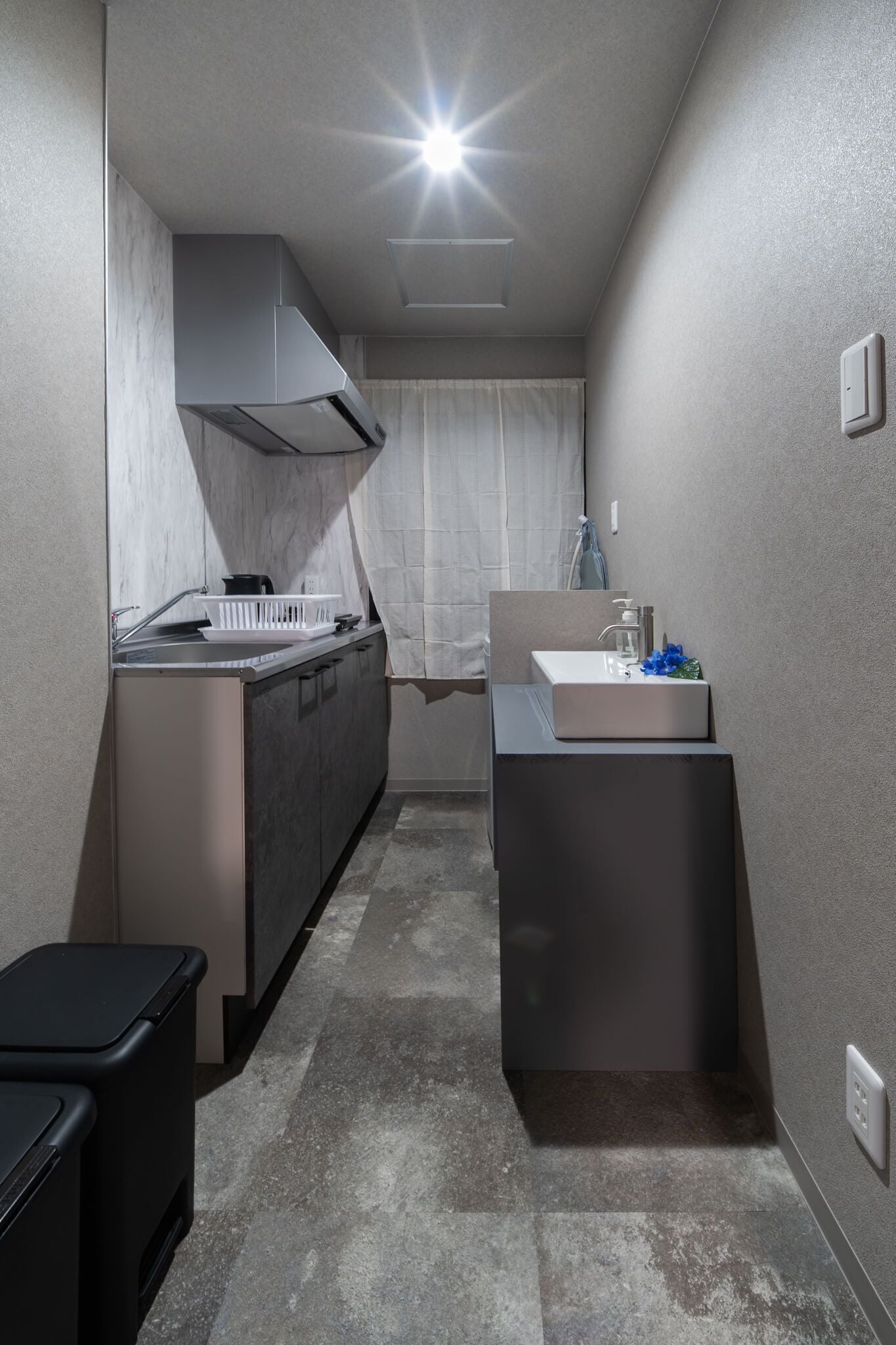 Appartement de base | Cuisine privée | Réfrigérateur, four à micro-ondes, vaisselle et ustensiles