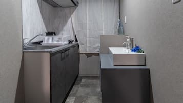 Appartement de base | Cuisine privée | Réfrigérateur, four à micro-ondes, vaisselle et ustensiles