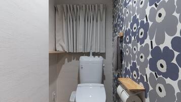 Appartamento Basic | Bagno | Doccia, asciugacapelli, asciugamani, sapone
