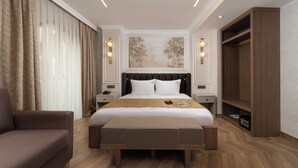 A bedroom with a bed, bedside tables, a wardrobe, and a view of the outdoors. - Stern Hotel Karaköy (İstanbul)
