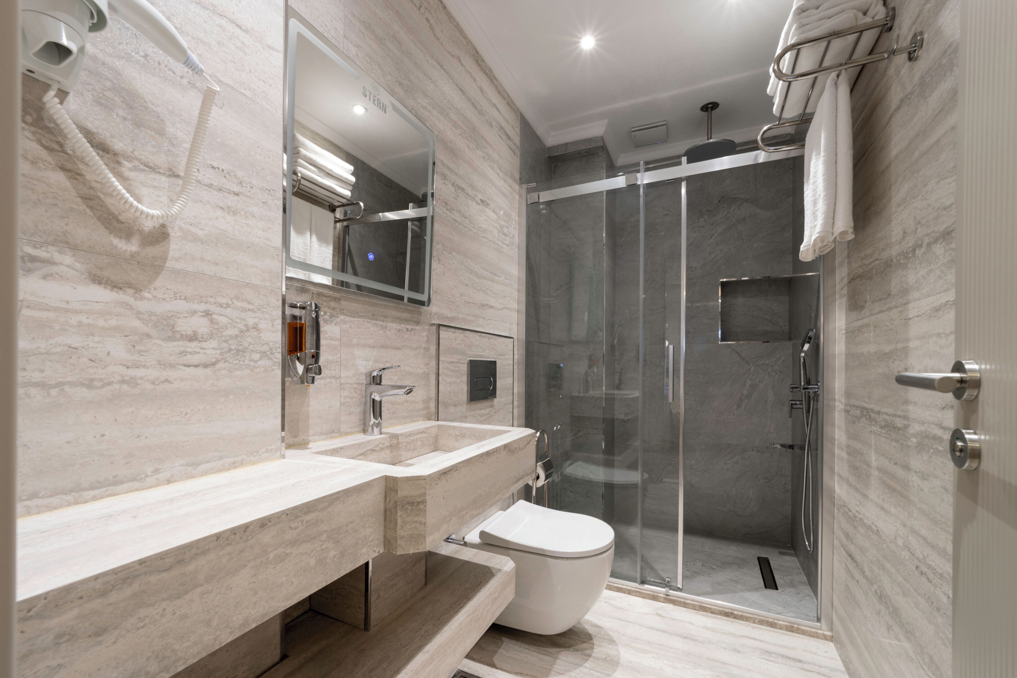 Deluxe Double Room, 1 Bedroom, Non Smoking, City View | Bathroom | Hair dryer, towels, soap, shampoo