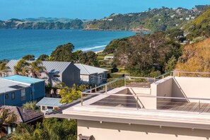 Property grounds - The Penthouse On The Beach at The Sands (11) - The Penthouse On The Beach is a bright, elevated apartment above Onetangi Beach with wide sea views across the bay. Open plan living flows to a large north-facing deck set up for outdoor dining and relax (Waiheke Island)