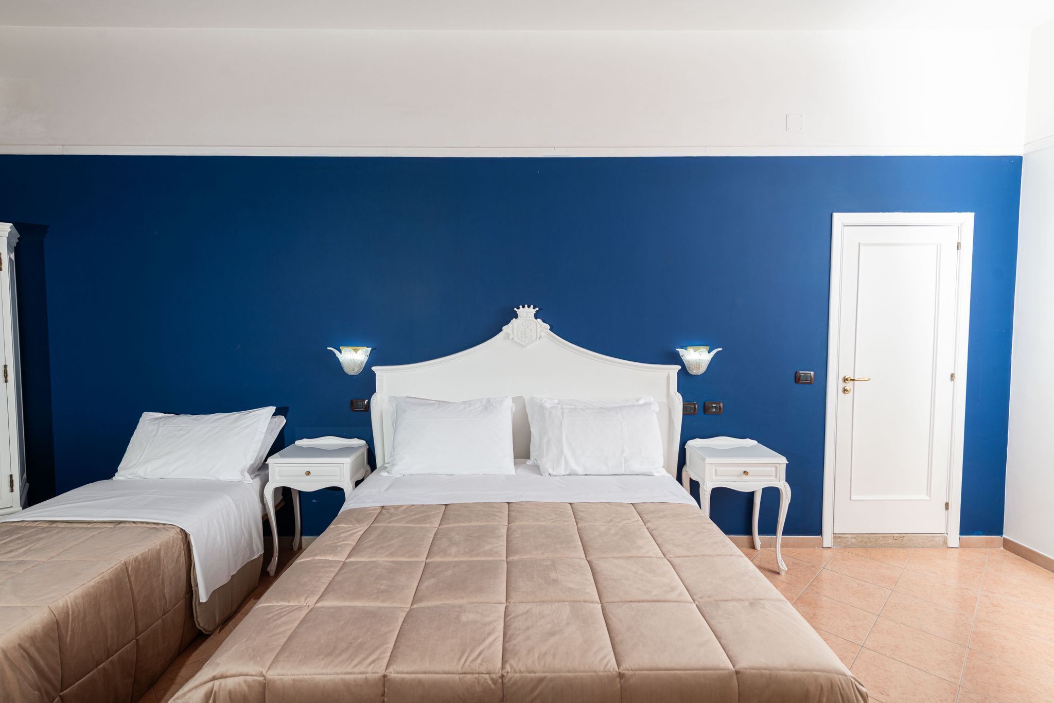Superior kamer, balkon | Een kluis op de kamer, een bureau, een laptopwerkplek