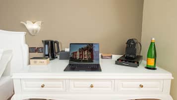 Camera, balcone, vista mare | Interni