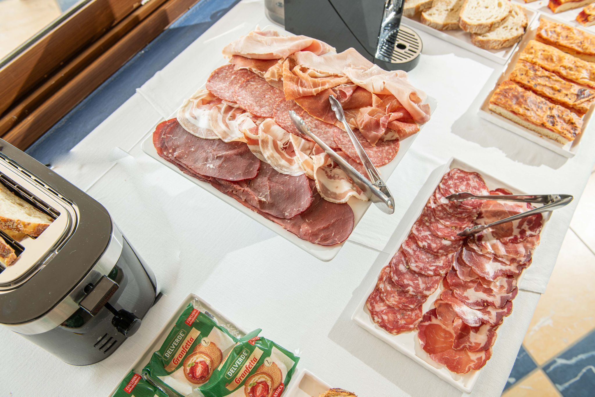 Ein Buffet mit verschiedenen Fleischsorten und Brot.