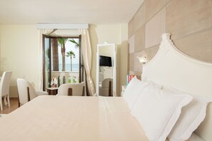 Habitación junior, balcón, vistas al mar | Caja fuerte, escritorio, espacio para trabajar con un portátil