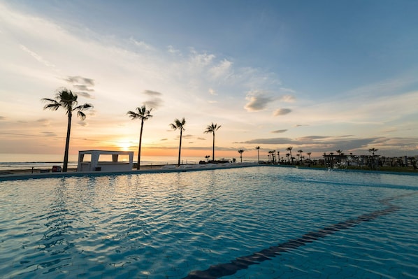 3 outdoor pools