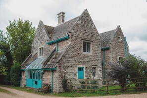 Exterior - GREENWOOD MANOR, family friendly, luxury holiday cottage in Oundle (Peterborough)