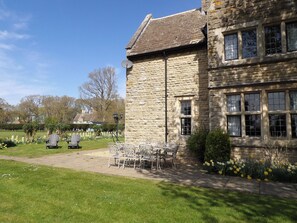 Outdoor dining - GREENWOOD MANOR, family friendly, luxury holiday cottage in Oundle (Peterborough)