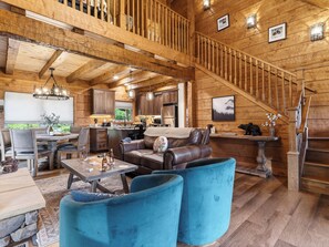Smart TV, fireplace, video games - Private Hot Tub + Movie Room + Games + Deck + Views | Minutes from the Smokies (Sevierville)
