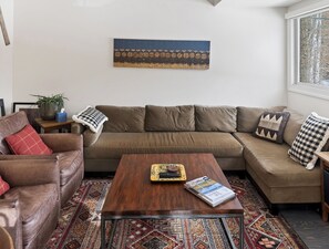Smart TV, fireplace - Communal Hot Tub + Sauna + Mountain Views | Walk to Gondola + Main St (Telluride)