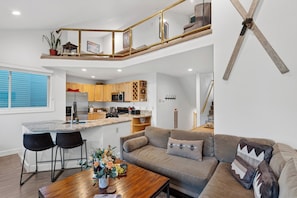 Smart TV, fireplace - Communal Hot Tub + Sauna + Mountain Views | Walk to Gondola + Main St (Telluride)