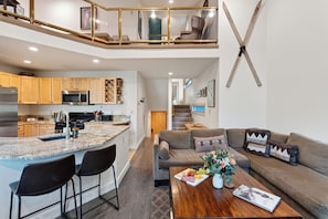 Smart TV, fireplace - Communal Hot Tub + Sauna + Mountain Views | Walk to Gondola + Main St (Telluride)