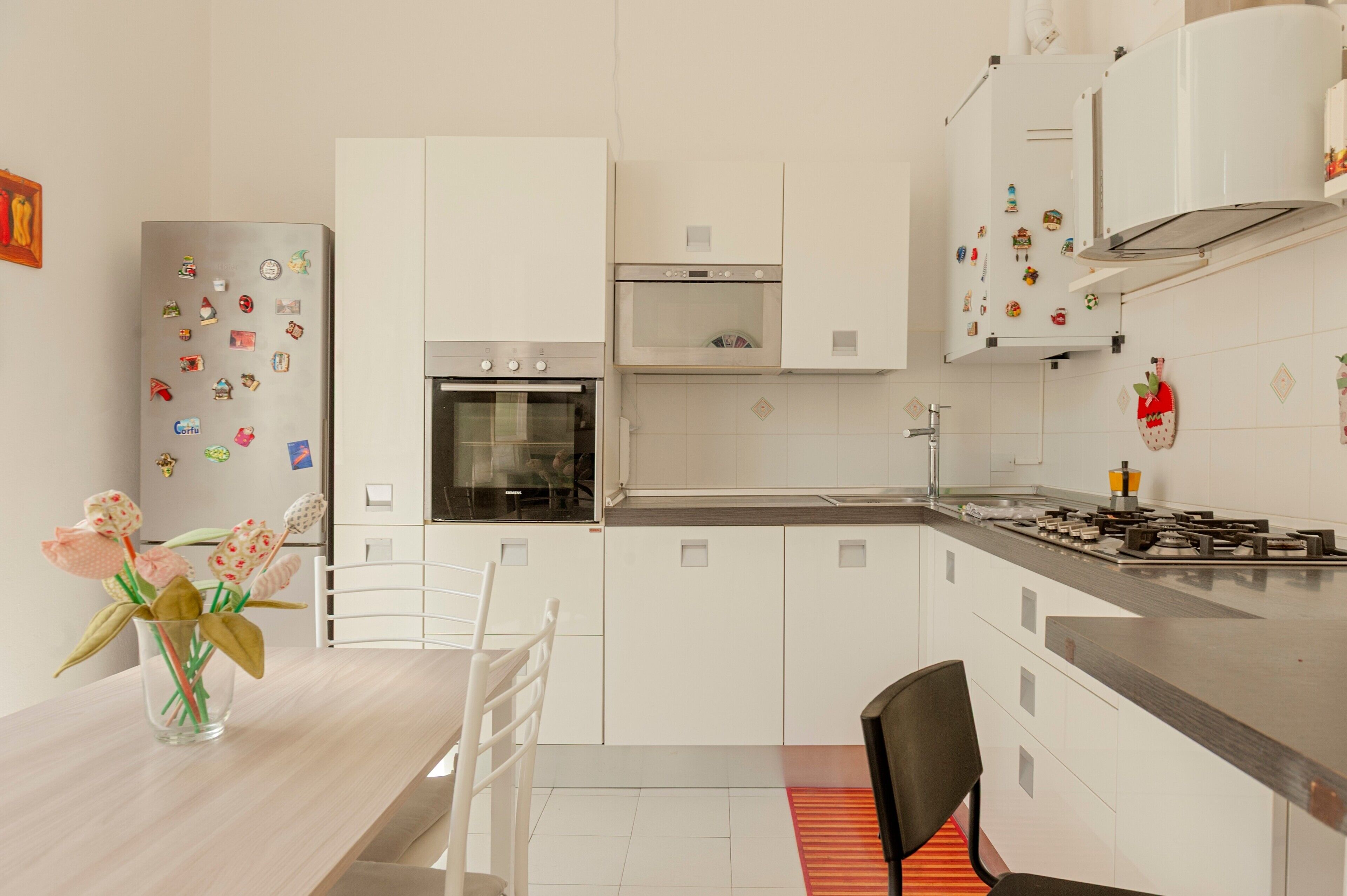 Frigorífico, microondas, horno y placa de cocina