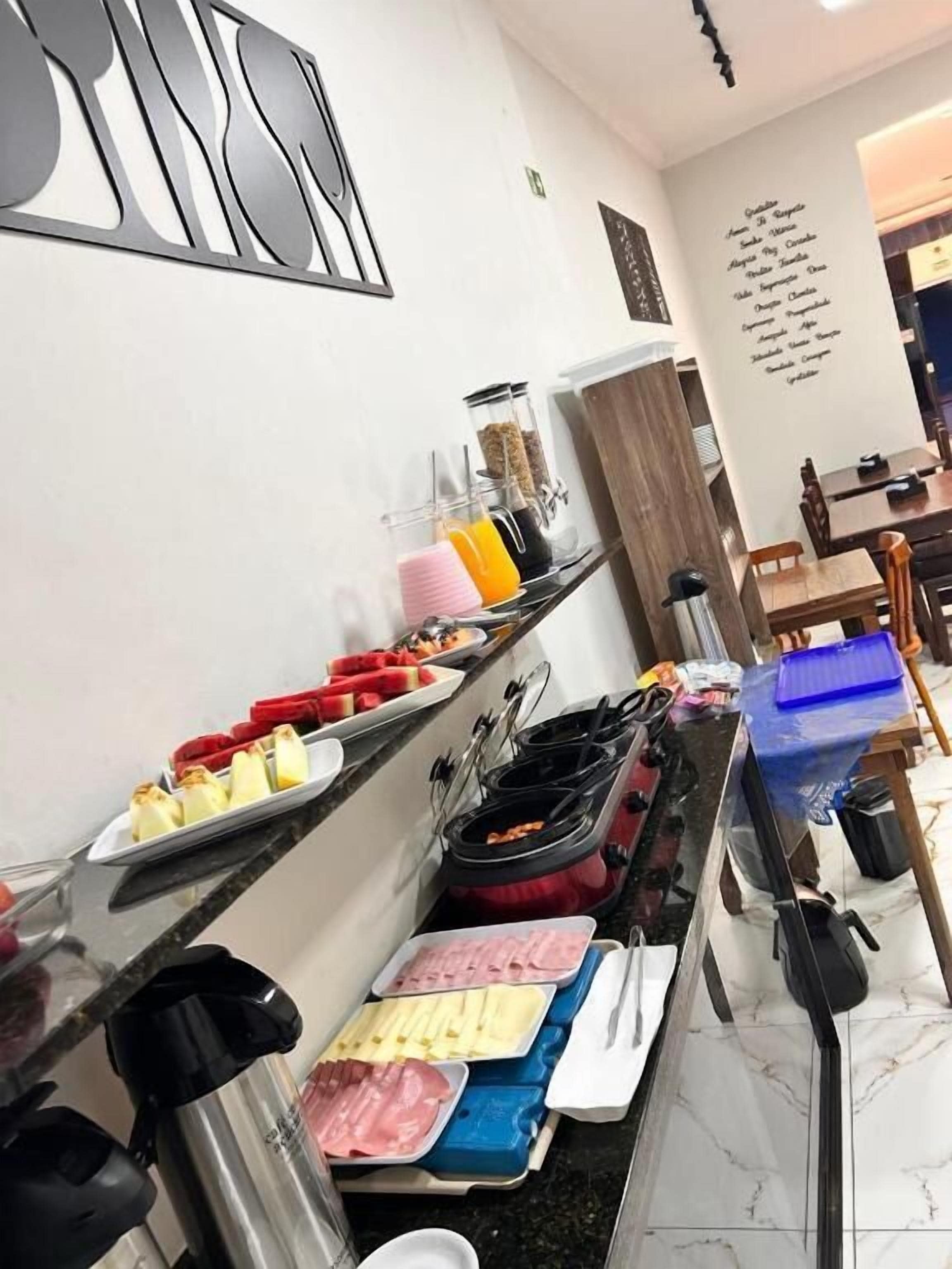 Una mesa de buffet con diferentes alimentos y utensilios de cocina.
