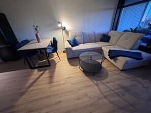 Fernseher, Tischtennisplatte
