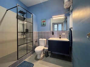 Shower, hair dryer, towels, soap - Vrbo Property (Napoli)