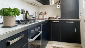 Kaffetrakter/tekoker, kjøleskap, ovn og kokeplater