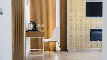 Neljän hengen deluxe-huone, parveke, näköala mäelle | Sisätilat
