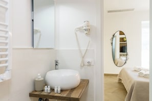 Comfort Double Room | Bathroom | Free toiletries, hair dryer, bidet, towels - A' Malafemmena  (Positano)