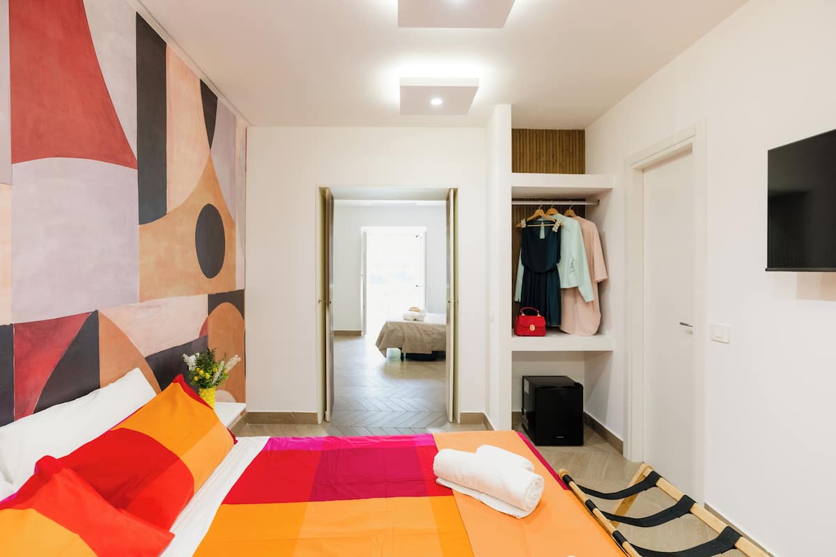 Habitació quàdruple Deluxe, balcó, vistes al turó | Espai de treball apte per a portàtils i planxa i posts de planxar