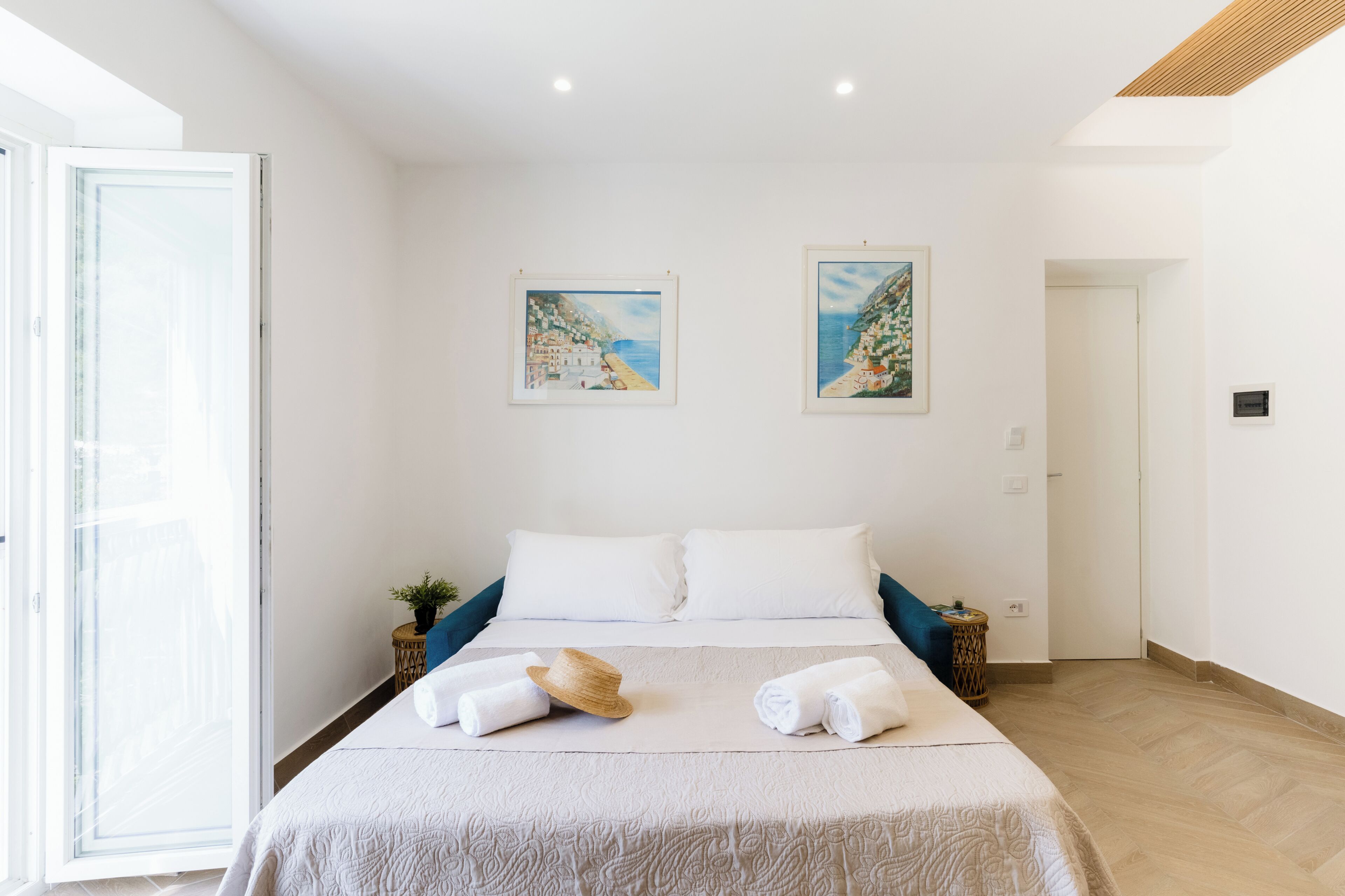 Chambre quadruple Deluxe, balcon, vue sur la colline | Espace de travail pour ordinateurs portables, fer et planche à repasser