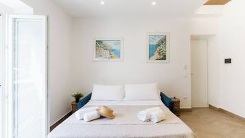 Deluxe-Vierbettzimmer, Balkon, Hügelblick | Laptopgeeigneter Arbeitsplatz, Bügeleisen/Bügelbrett, kostenloses WLAN