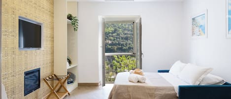 Deluxe-Vierbettzimmer, Balkon, Hügelblick