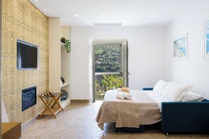 Deluxe Quadruple Room, Balcony, Hill View | Laptop workspace, iron/ironing board, free WiFi - A' Malafemmena  (Positano)