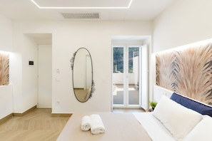 Habitación doble Confort | Espacio para trabajar con laptop y tabla de planchar con plancha 