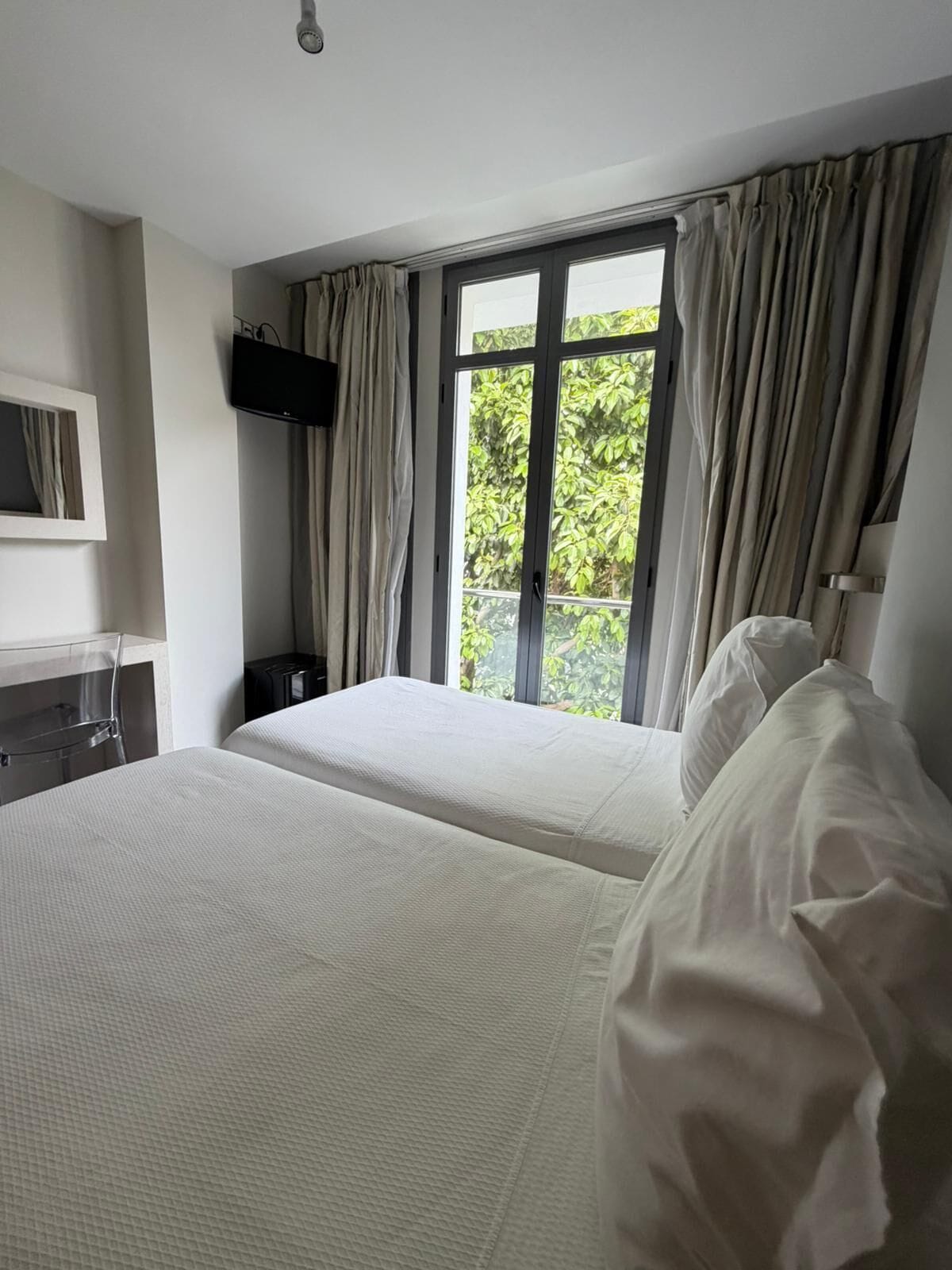 Habitación Confort doble, balcón, vistas a la ciudad | Ropa de cama de alta calidad, colchones viscoelásticos, caja fuerte