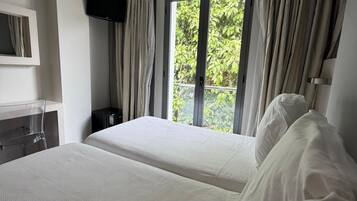Habitación Confort doble, balcón, vistas a la ciudad | Ropa de cama de alta calidad, colchones viscoelásticos, caja fuerte