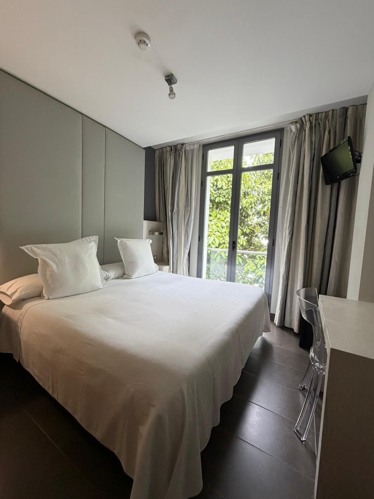 Habitación Confort doble, balcón, vistas a la ciudad | Ropa de cama de alta calidad, colchones viscoelásticos, caja fuerte