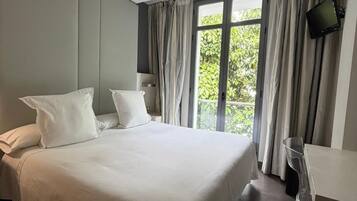 Quarto casal conforto, sacada, vista para a cidade | Roupas de cama premium