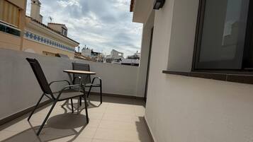 Suite superior, vistas a la ciudad | Restaurante al aire libre