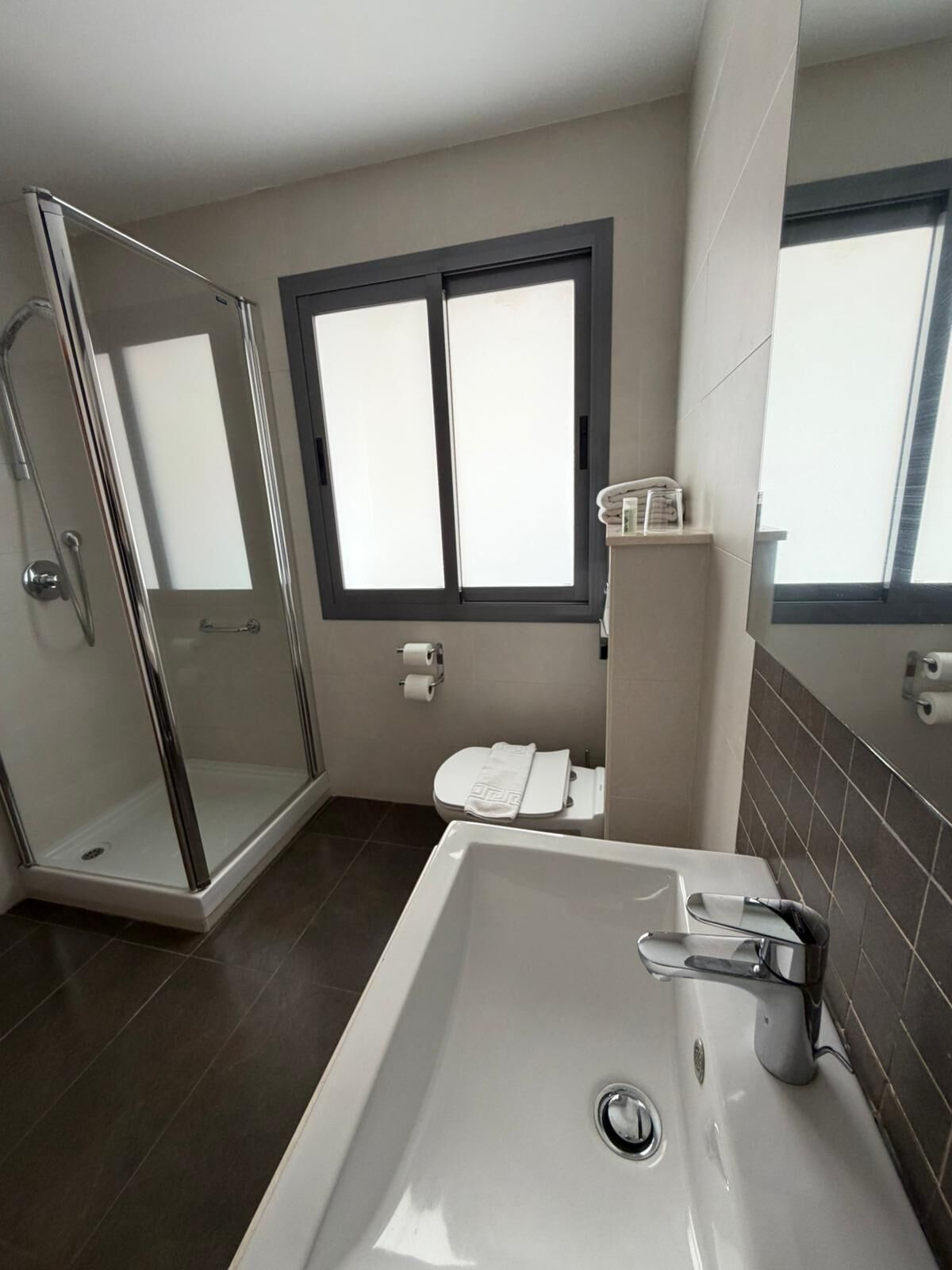 Suite superior, vistas a la ciudad | Baño | Ducha, artículos de higiene personal gratuitos y secador de pelo