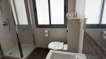 Suíte superior, vista para a cidade | Banheiro | Chuveiro, produtos de toalete grátis, secador de cabelo
