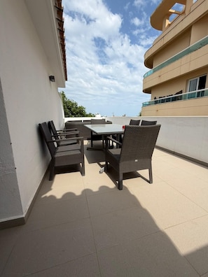 Departamento familiar, vista a la ciudad | Restaurante al aire libre