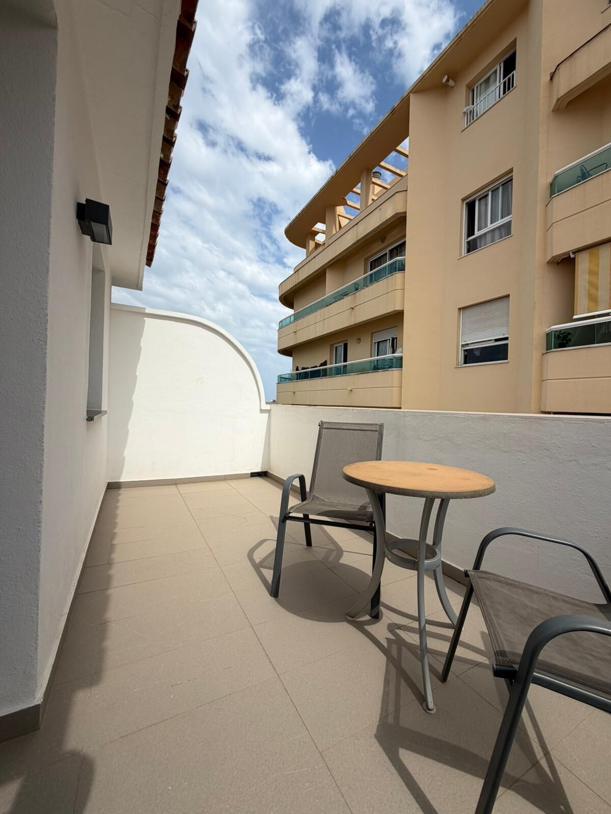Suite superior, vistas a la ciudad | Restaurante al aire libre