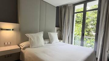 Comfort tweepersoonskamer, balkon, uitzicht op stad | Luxe beddengoed, bedden met traagschuimmatras, een kluis op de kamer