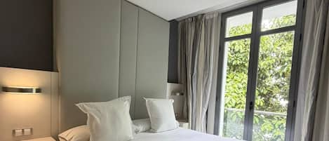 Comfort tweepersoonskamer, balkon, uitzicht op stad | Luxe beddengoed, bedden met traagschuimmatras, een kluis op de kamer