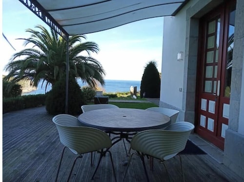 Apartment LEKEITIO terrace, garden and sea views