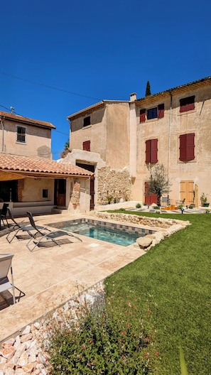 Il s’agit d’un bâtiment traditionnel doté d’une piscine, d’un espace extérieur aménagé et d’une pelouse bien entretenue.