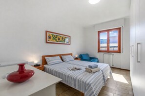 1 bedroom, bed sheets - Appartamento Magenta (Loano)