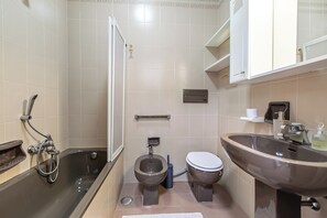 Family Apartment, Multiple Bedrooms (Appartamento Magenta) | Bathroom - Appartamento Magenta (Loano)