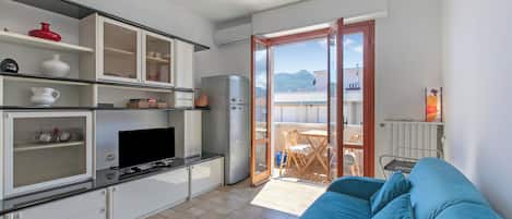 Family Apartment, 1 Bedroom, Balcony (Appartamento Magenta - Apartment with) | Living room