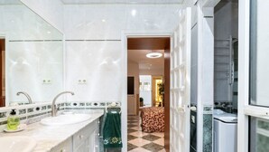 A bathroom with two sinks, a mirror, and a towel rack. - Charming Bungalow With Ocean Views in Roquetas de Mar (Roquetas de Mar)
