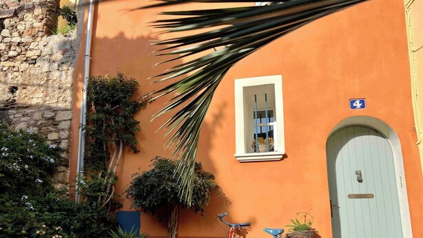 A building with a stone wall, a door, and a window. - La maison du repos (Hyères)