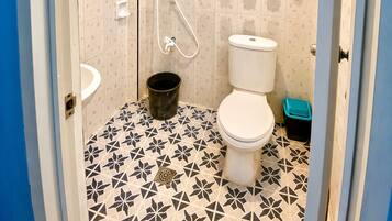 Kahden hengen standard-huone | Kylpyhuone | Suihku, pyyhkeet, saippua, sampoo